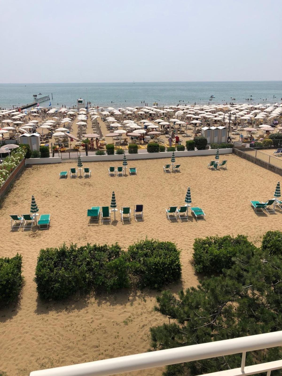 App4Rent Villa Zanetti - Appartamenti Con Spiaggia Privata Frontemare Lido di Jesolo Exterior foto